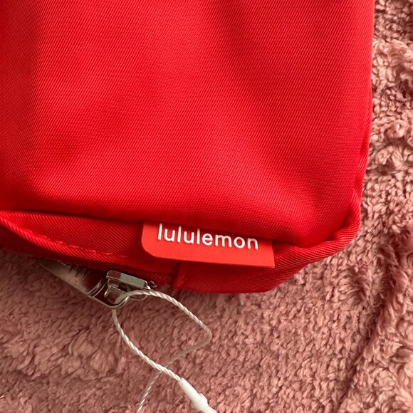 lululemon athletica Red everywhere belt bag brand new - Picture 4 of 8